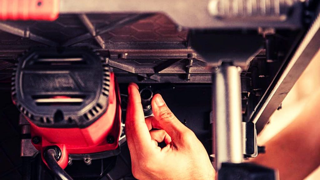 How to change blade on Milwaukee saw?